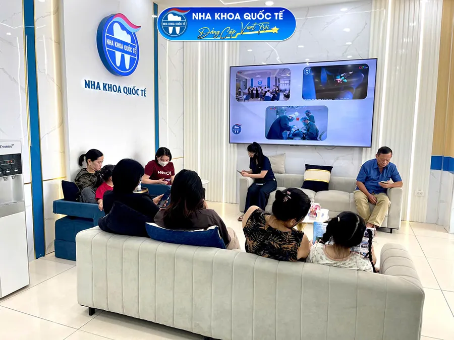 Khách hàng chờ thăm khám tại nha khoa quốc tế quảng ninh