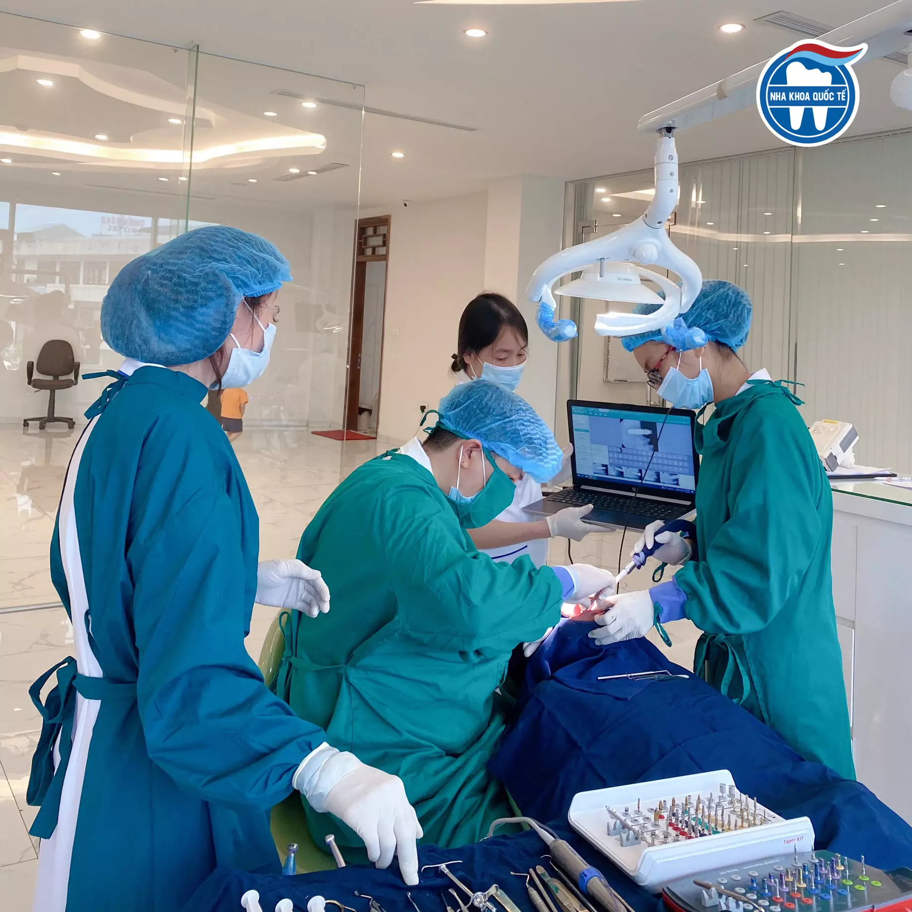Các bác sĩ đang tiến hành làm thẩm mỹ răng sứ