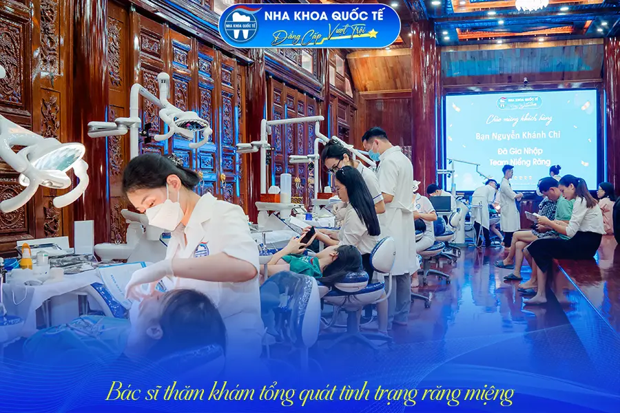 Bác sĩ thăm khám tổng quát tình trạng răng miệng