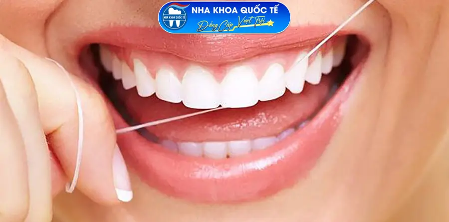 Sử dụng chỉ nha khoa loại bỏ mảng bám